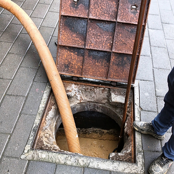 滨湖区某人行道检查井沉积淤泥抽排清淤工程