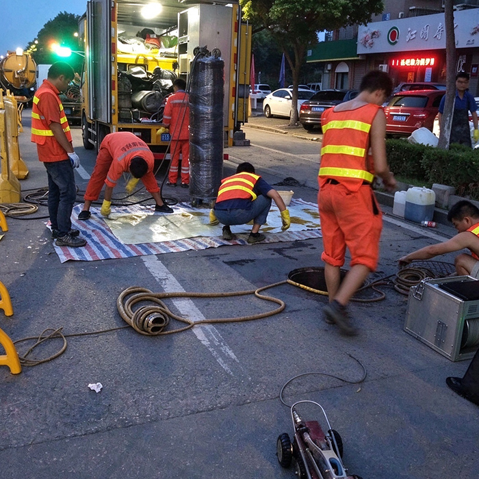 梁溪区商业街排水管道夜间非开挖修复工程