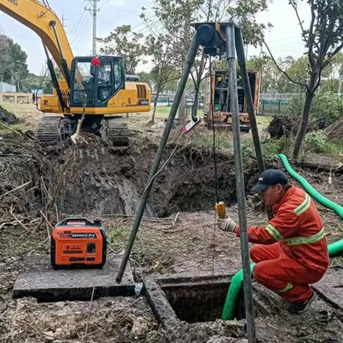 滨湖区某绿化带排水检查井人工清掏与吸污抽排